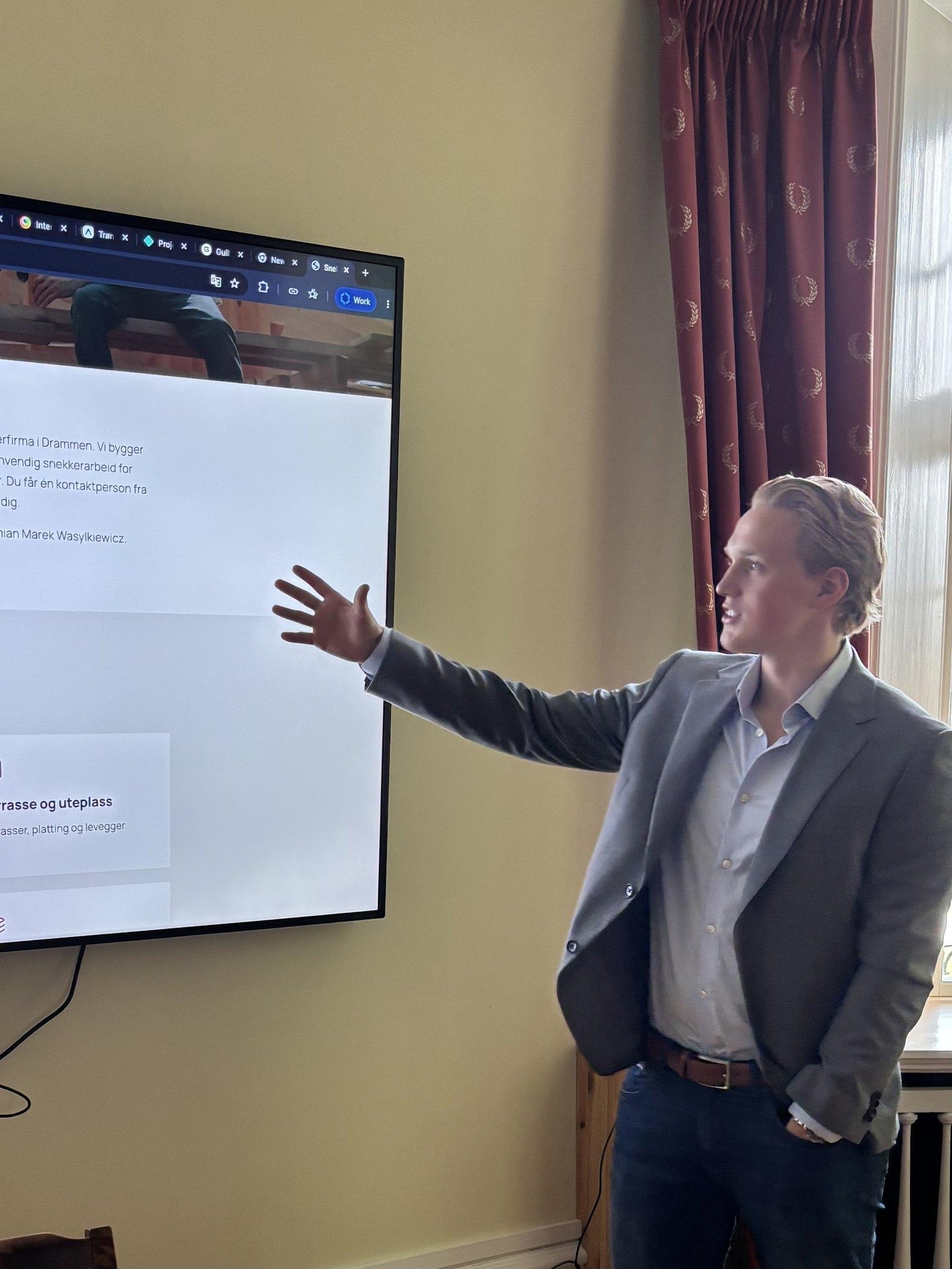 Thomas Malm, daglig leder i Nemnt., presenterer en nettside