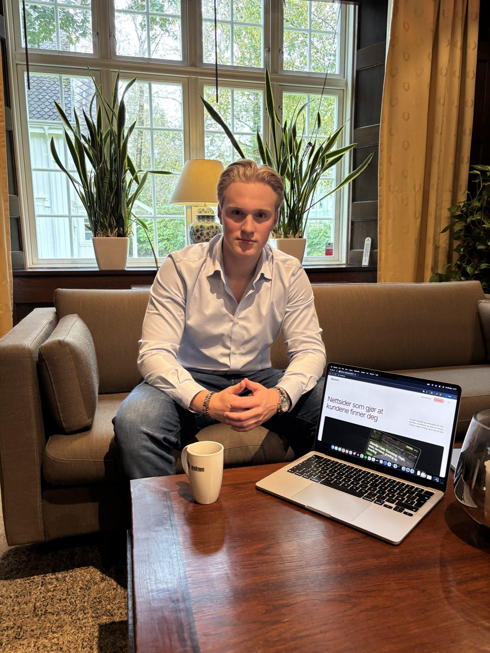 Thomas Malm, daglig leder i Nemnt., med nemnt.no på laptopen